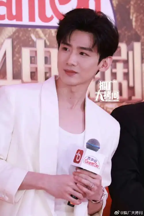 白敬亭范思哲全球香水代言人##白敬亭汪新##鸽圈日报