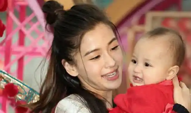 杨颖带儿子吃火锅才2岁拿账单点餐手势成亮点暴露真实家教