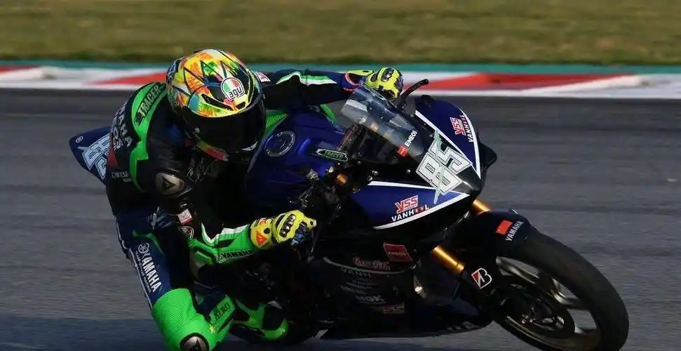 王一博跨年《无感》首秀!