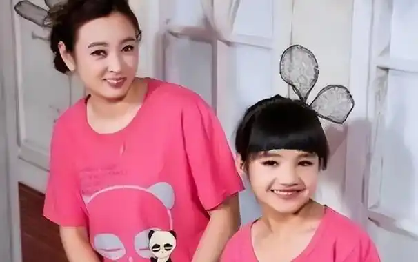 变形计最幸运女孩:被女富豪领养,倍受哥哥宠爱,如今考上本科