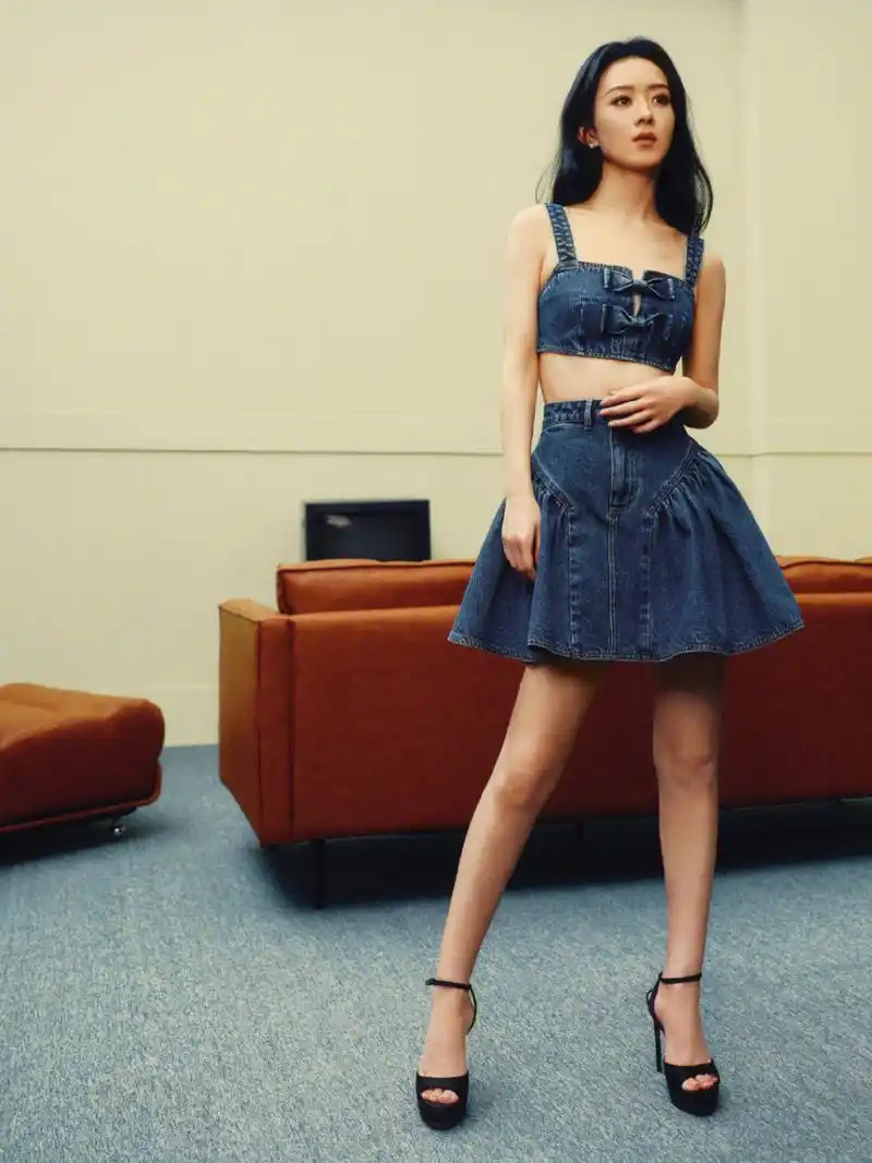 赵丽颖高跟凉鞋美足,如夜空中的明星,闪耀且迷人.