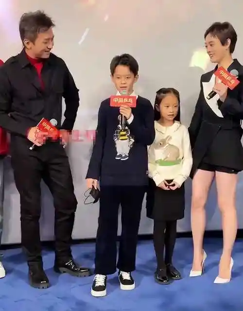 邓超携子女乘机出行,等等及女儿颜值备受关注_孙俪_生活_家庭