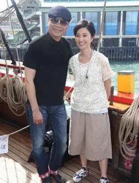 关咏荷晒生活照高贵的气质依旧不变把脸上的皱纹都比下去了