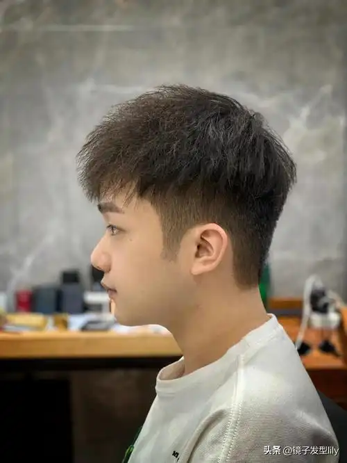 两边短中间长的这款男胖子发型老霸气了,然后将刘海进行上梳露出光洁