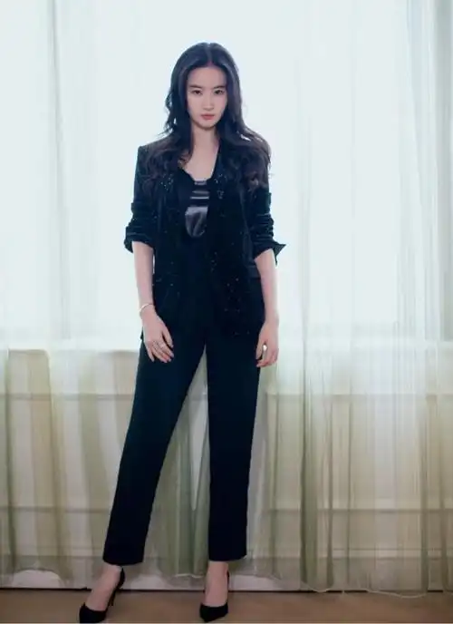 刘亦菲示范穿搭黑色西装变身女总裁神仙姐姐也能霸气十足