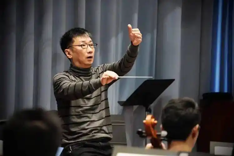 李心草首次执棒宁波交响乐团这次合作意义非凡