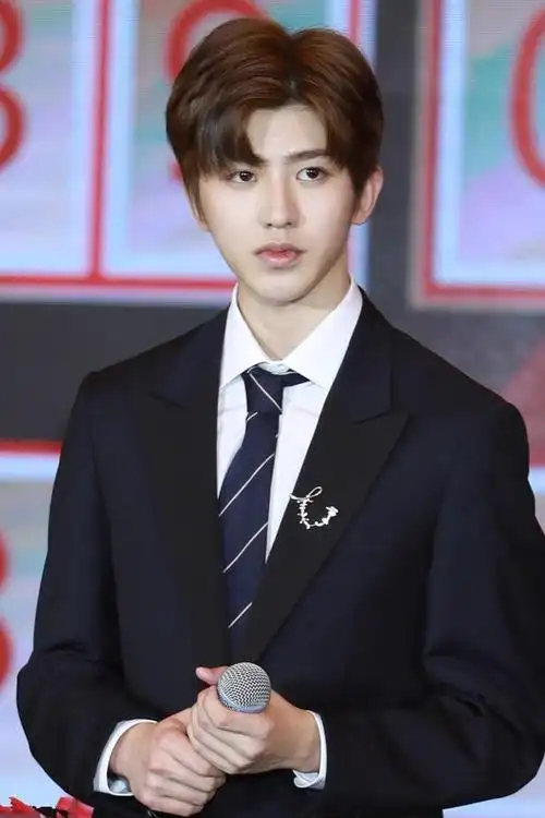 头发也撩人蔡徐坤秀桃心发型秀精致侧颜帅气无敌