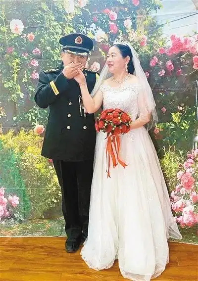 退役军人夫妻重温浪漫时刻.