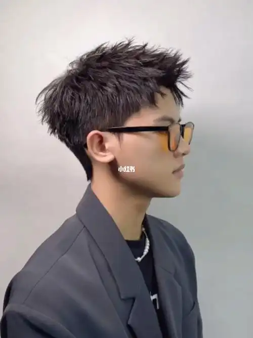 男士前刺发型