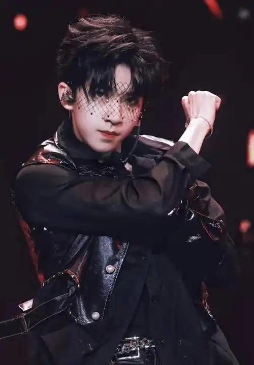 贺峻霖女装图片高清壁纸贺峻霖女装高清照片