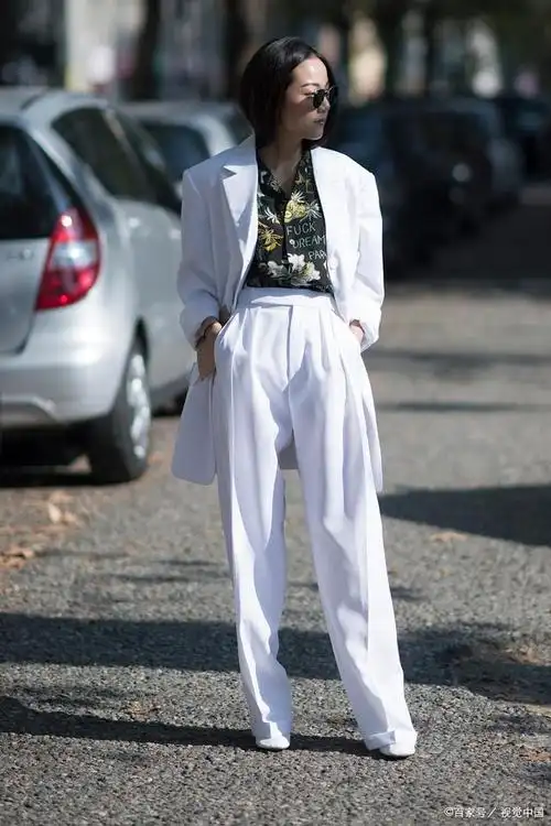 然而,如何搭配上衣才能展现出白色裤子的最佳魅力呢?