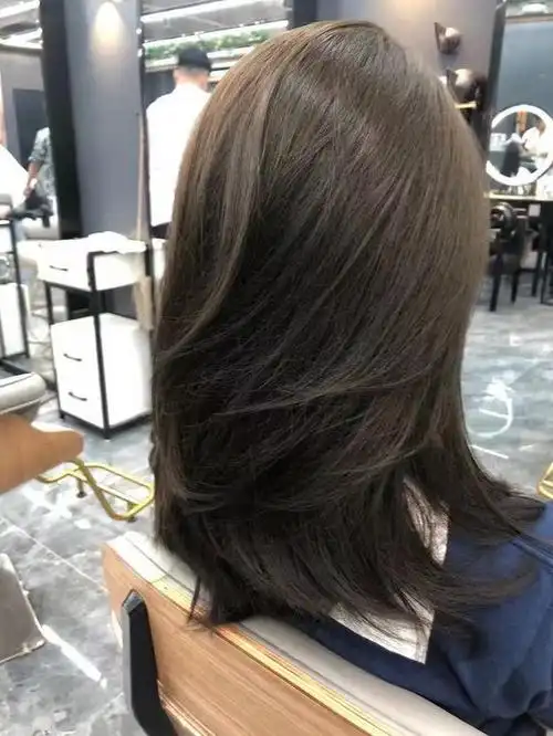 黑色头发显白吗 头发染什么颜色显皮肤白显年轻