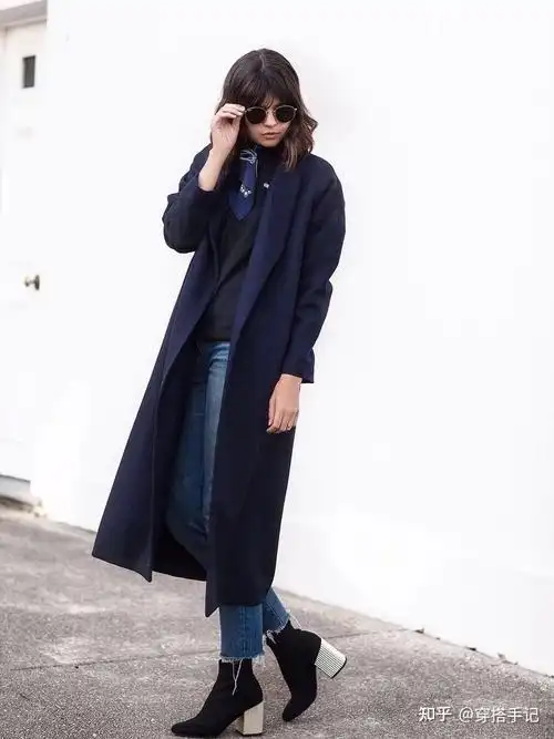 藏蓝色呢大衣里面搭什么穿比较合适