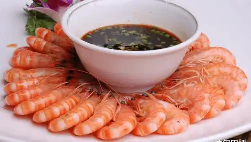 清蒸龙虾,白灼基围虾,海鲜美味,嫩滑鲜醇,蘸料随意,主随客便