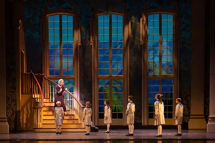 百老汇音乐剧《音乐之声》上海开演,剧场里重温"雪绒花"|音乐剧_新浪