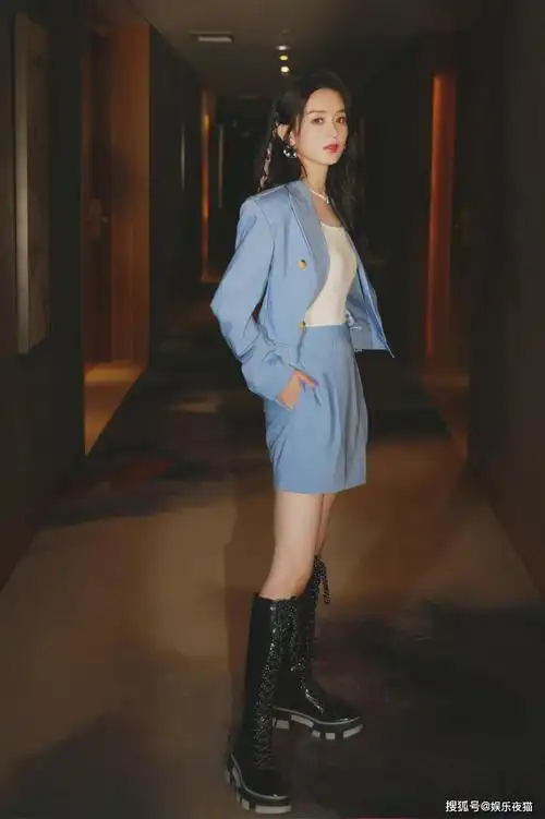 赵丽颖真美,蓝色西装搭配黑色骑士靴,酷飒十足