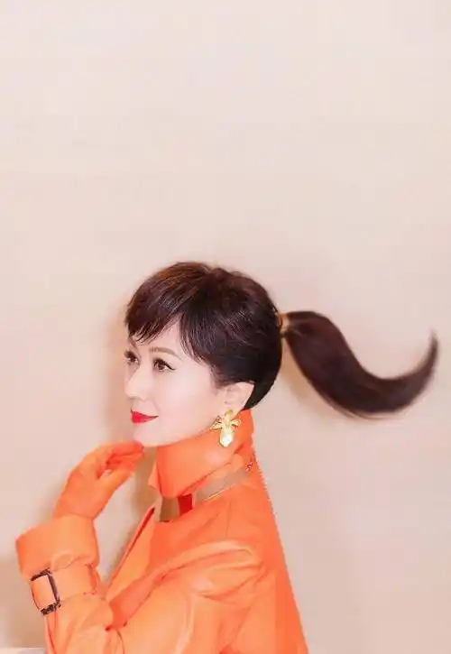 女生不要总是披发,今年流行这5款"扎发",时髦显脸小有气质