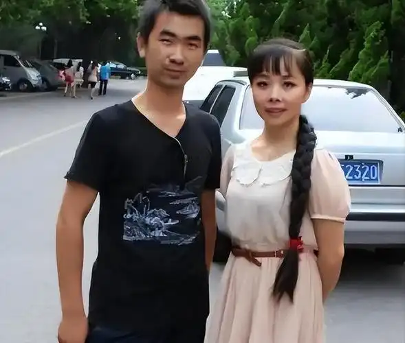 王二妮的初恋情缘始于年少时期的邂逅,她与名叫李飞的少年在十二岁