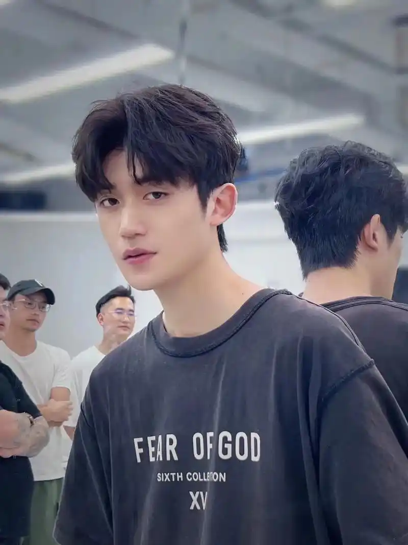 氛围感满满的微分发型 可以选择气垫烫,制造头 - 抖音