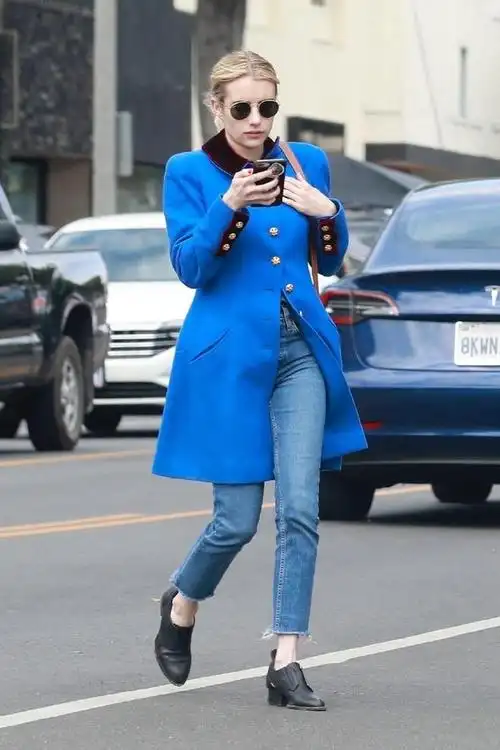 书,蓝色大衣配牛仔裤,太a了|显高|街拍|碎花裙|长款羽绒服_网易订阅