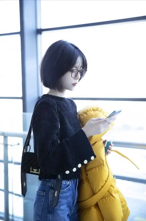 李溪芮终于不露腿了,穿毛衣配牛仔裤简单休闲,却美得让人心动