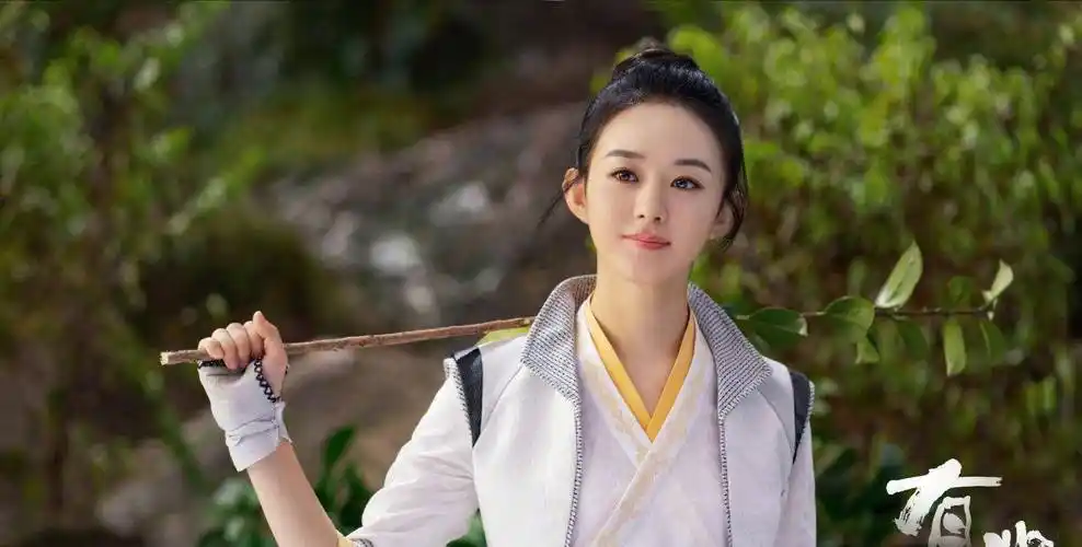 赵丽颖儿子模样首曝光,小家伙肉嘟嘟的,全程被抱在怀里,小手小脚一直