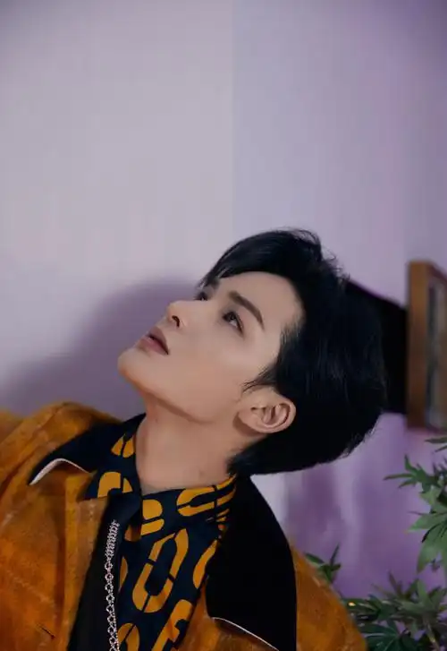 朱正廷黄色格纹大衣帅气写真图片79