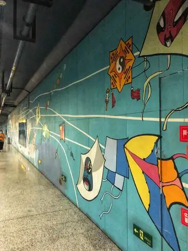 绚丽的城市彩绘地铁站