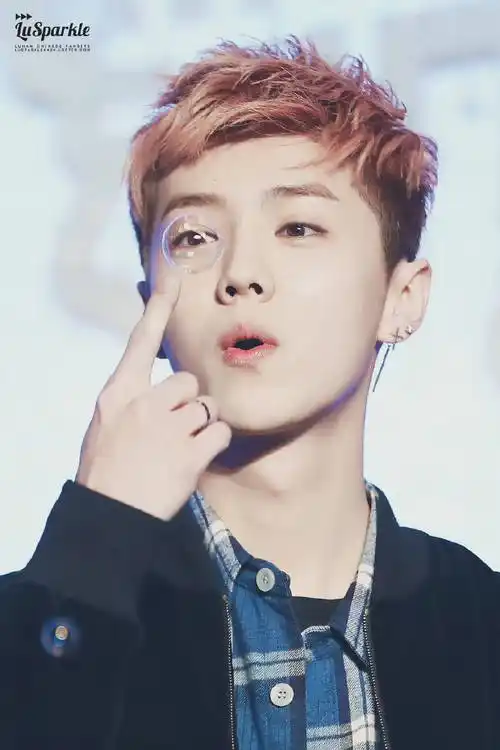 鹿晗晒车内短发侧颜照 穿牛仔衬衫帅气十足