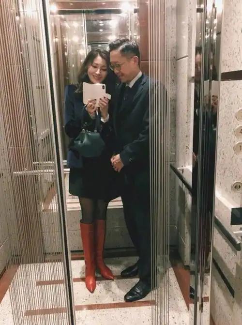 大美人李嘉欣与老公依偎自拍嫁豪门十年超幸福