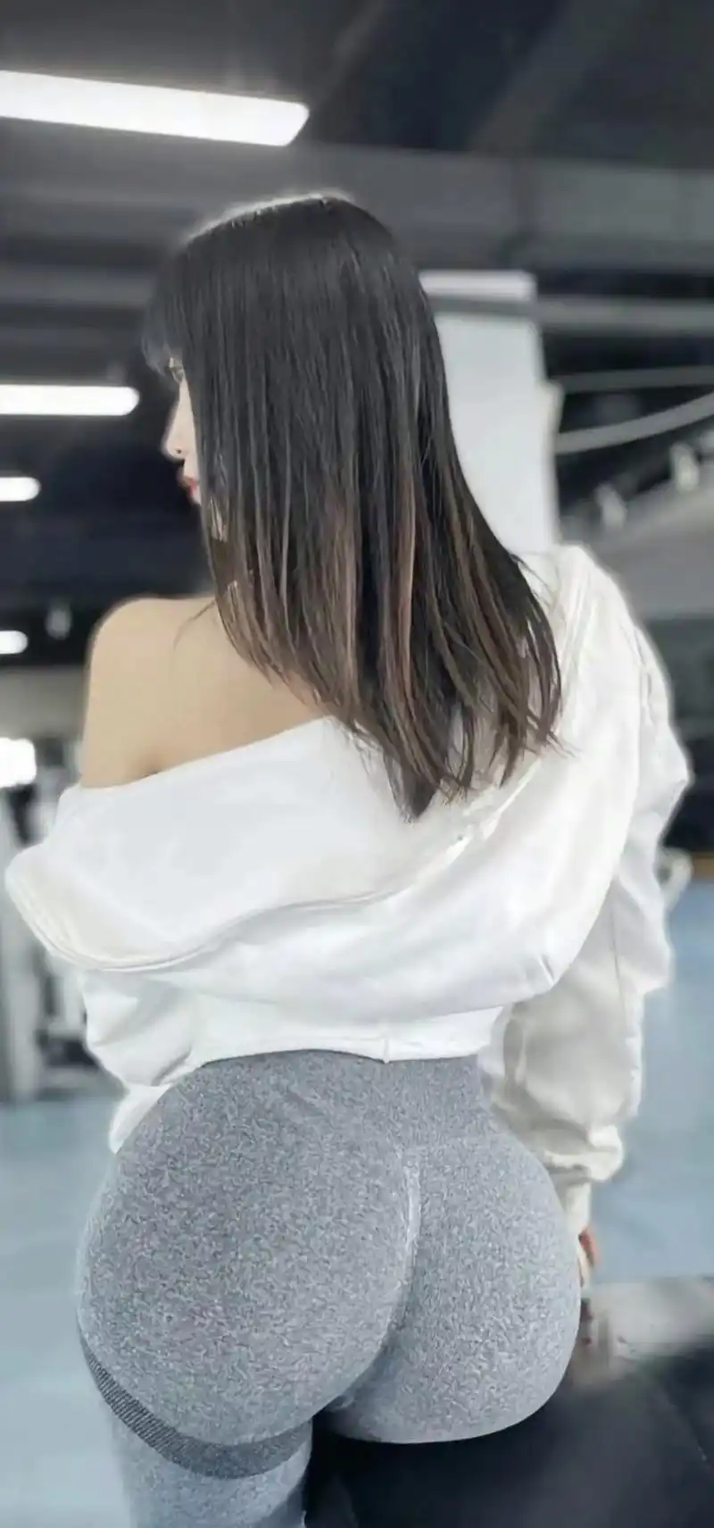 蜜桃臀 #背影杀 #97辣身材 #撸铁女孩 - 抖音