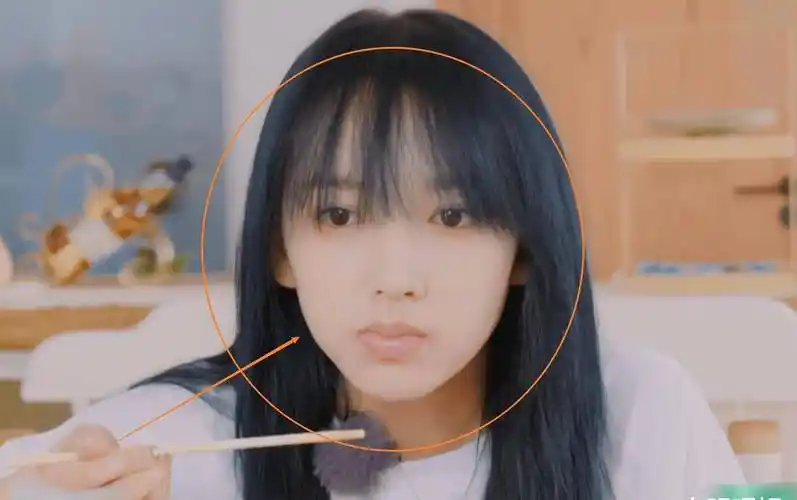 程潇早起来不及化妆录节目,镜头对准她的脸部,素颜状态认真的?