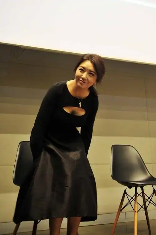 江珊的衣品还挺难懂学年轻人穿开口衣看脸就知真实年龄