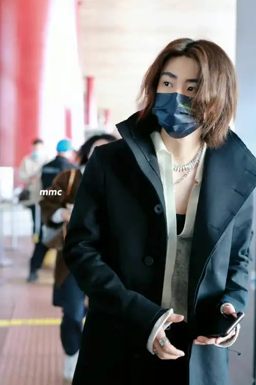 小鬼风衣造型##小鬼机场风衣造型街拍