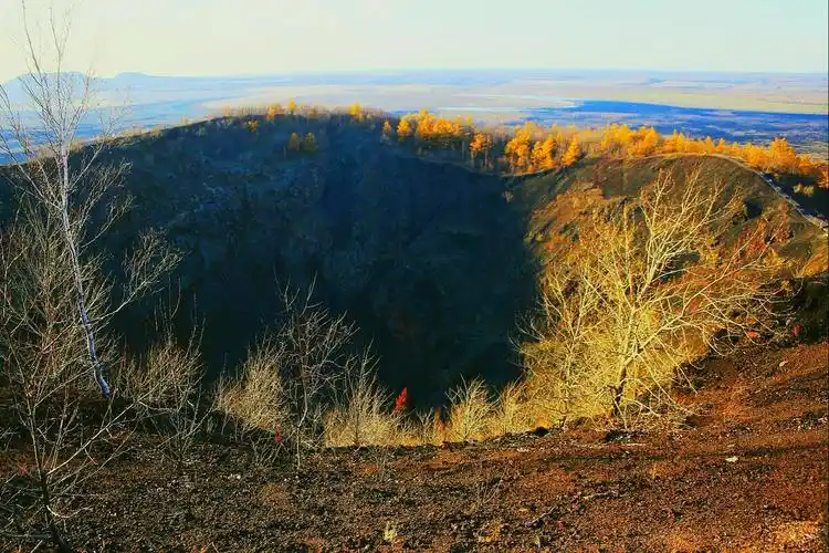 黑河市五大连池老黑山火山口300年前喷发过是国内保留最年轻原始完整