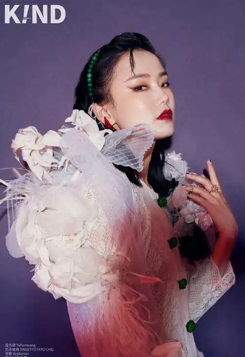 舞台上她是魅力四射的歌手,从工作中抽离开来,黄龄放慢步调回归生活