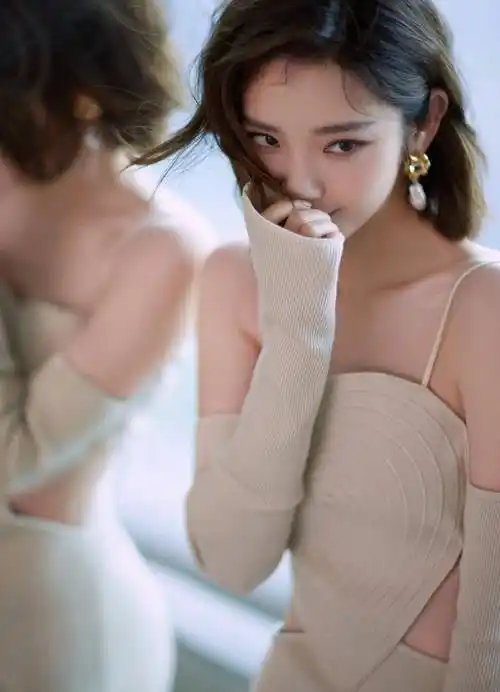 唐艺昕身材管理绝了,穿心形高开叉长裙,露出小蛮腰和白皙美腿