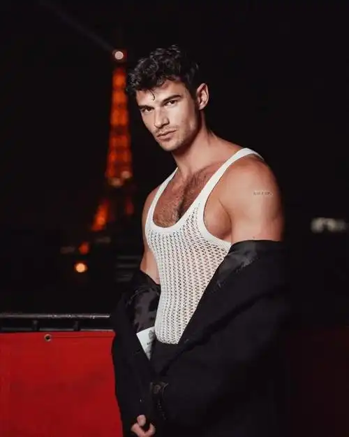 他的胸毛有点可怕!|双眼皮_网易订阅