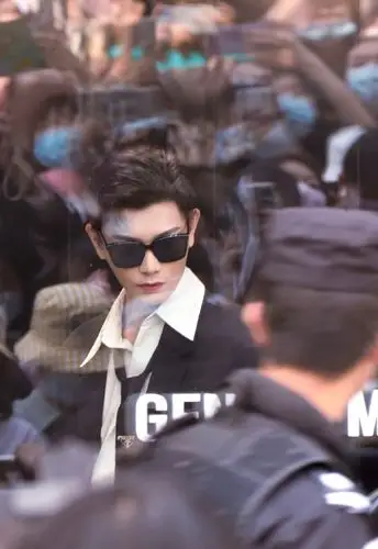 丁禹兮背头# 丁禹兮新造型出席活动,西装. 来自娱乐少女小q - 微博