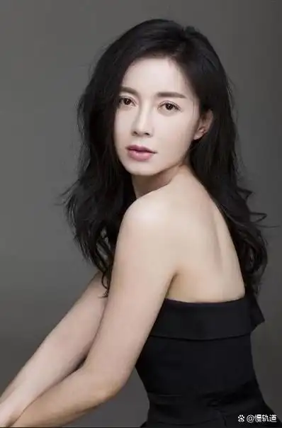 吴谨言,1990 年出生于四川成都,毕业于北京电影学院.