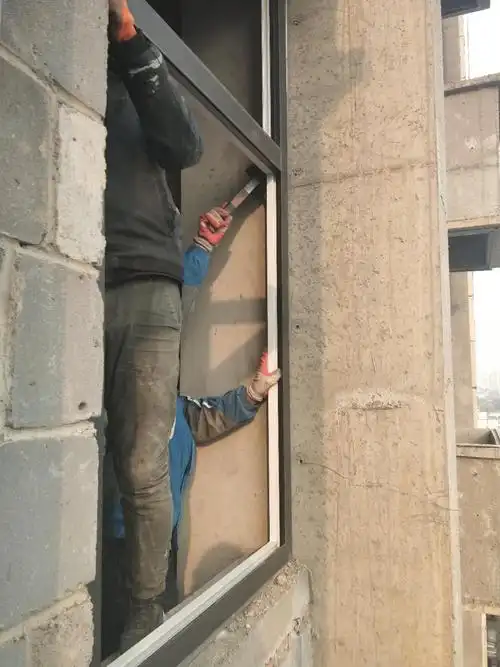 5人安装窗户玻璃及飘窗边主框
