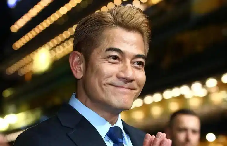 郭富城赛马赢200万港元,激动拥抱方媛,身旁岳父笑得见牙不见眼_比赛