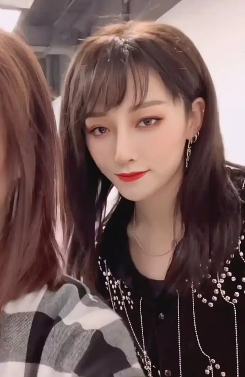 刘雨昕长发# 乃万视频里出现的长发刘雨昕,啊啊啊啊啊阿伟乱葬岗 ,""