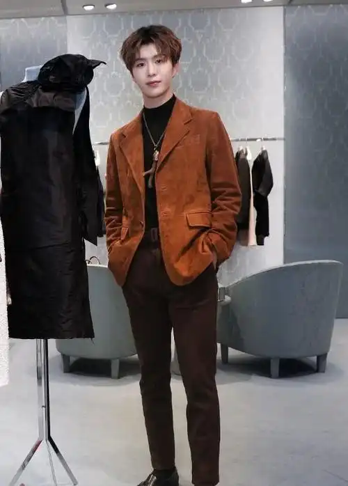 范丞丞的头发这是成发色试验田了对比了三款还是黑色最适合他