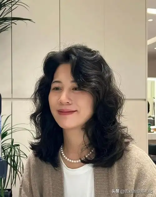 女人到了50岁还是"烫卷发"最洋气!但要牢记这3不要才好看减龄