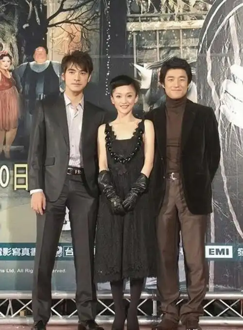 看了金城武的旧照,才明白:李小冉秦岚为啥相继沦陷,亚洲第一帅