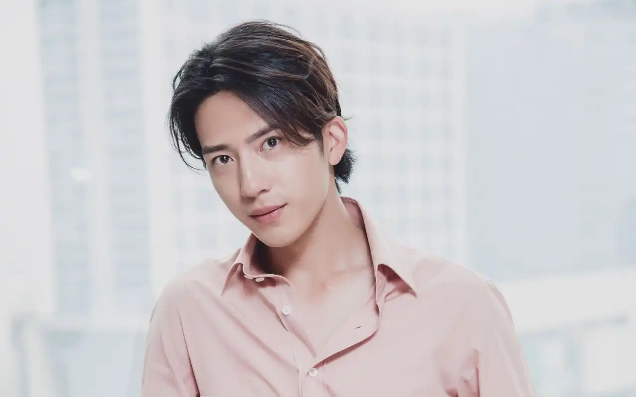 井柏然粉色衬衫帅气活动照桌面壁纸