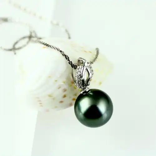 18k金钻石镶嵌大溪地珍珠吊坠