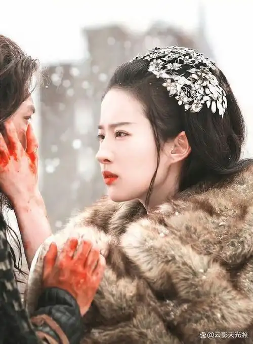 刘亦菲在《鸿门宴》中饰演的虞姬一角,给观众带来了前所未有的美感.