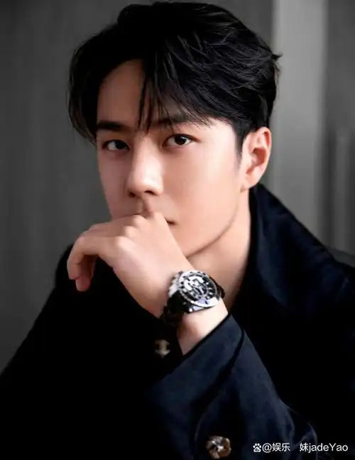 王一博 超季山茶花刺绣大衣 拼接牛仔裤运动鞋,高级帅气秒杀全场